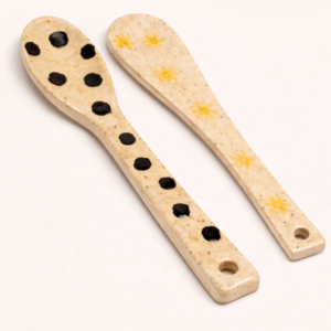 Perfect for serving pâté, soft cheeses, jams, butter, or delicate appetizers, this handcrafted set includes a spoon and a spreader-style knife. A refined, artisanal touch for intimate gatherings — and a charming addition to coffee or tea rituals. A thoughtful and meaningful gift — for yourself or someone special.