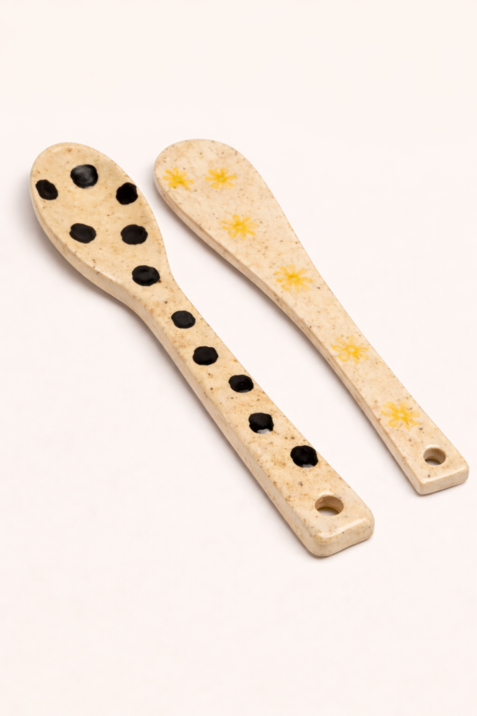 Perfect for serving pâté, soft cheeses, jams, butter, or delicate appetizers, this handcrafted set includes a spoon and a spreader-style knife. A refined, artisanal touch for intimate gatherings — and a charming addition to coffee or tea rituals. A thoughtful and meaningful gift — for yourself or someone special.